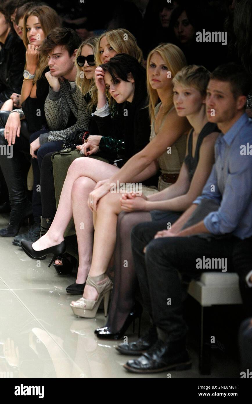 From right, Australian actress Mia Wasikowska, U.S. actresses Clare Danes, Kristen Stewart and Kate Hudson watch the Burberry Prorsum for their Autumn/Winter 2010 collection fashion show at London Fashion Week in London, Tuesday, Feb. 23, 2010. (AP Photo/Alastair Grant) Stockfoto