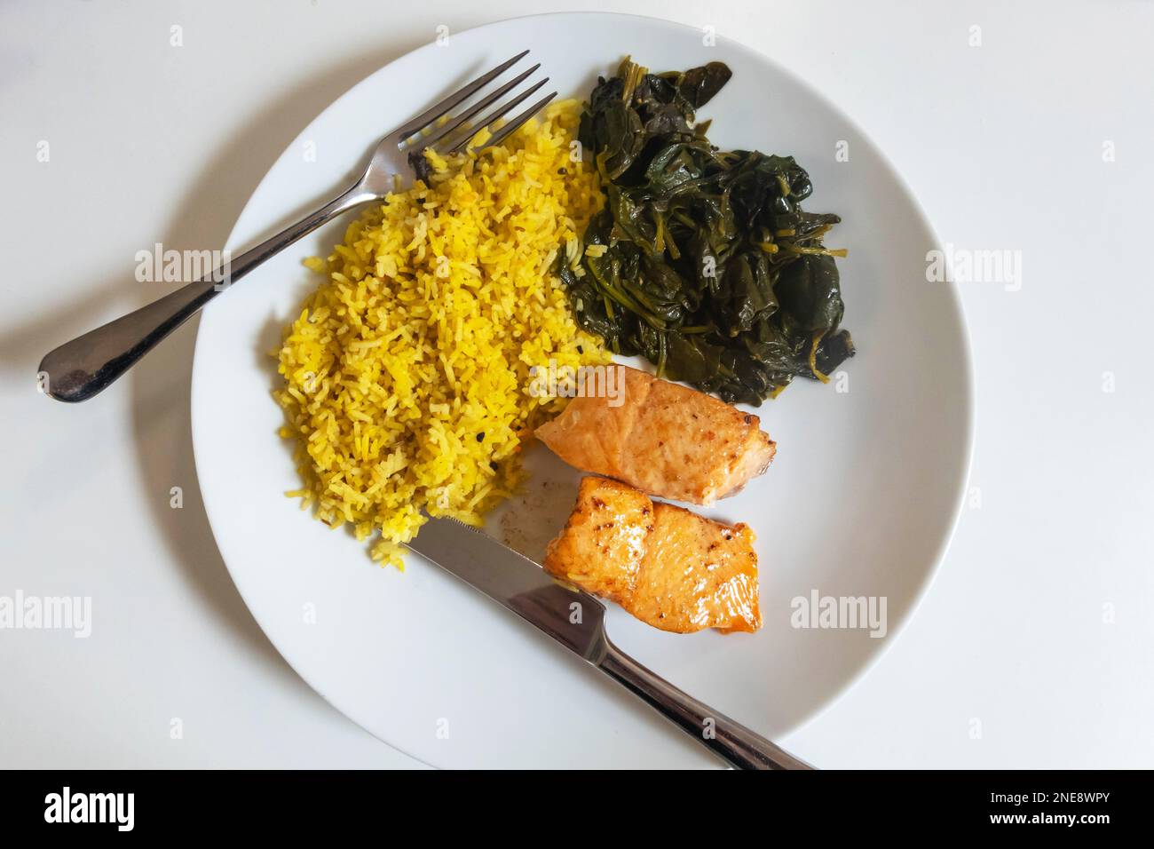 Gegrillter Lachs mit Reis und Spinat Stockfoto