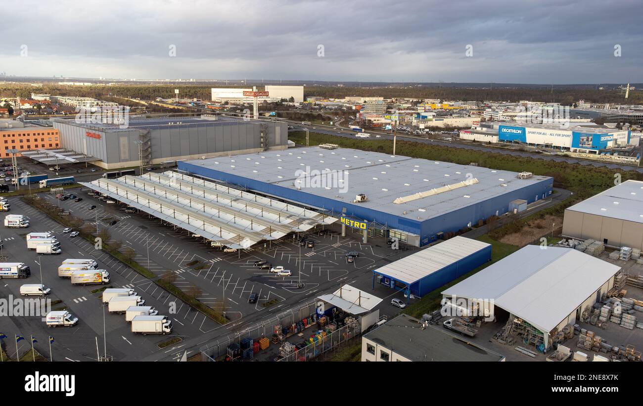Das Industriegebiet Weiterstadt mit Metro, Segmueller und Frankfurt im  Hintergrund Stockfotografie - Alamy