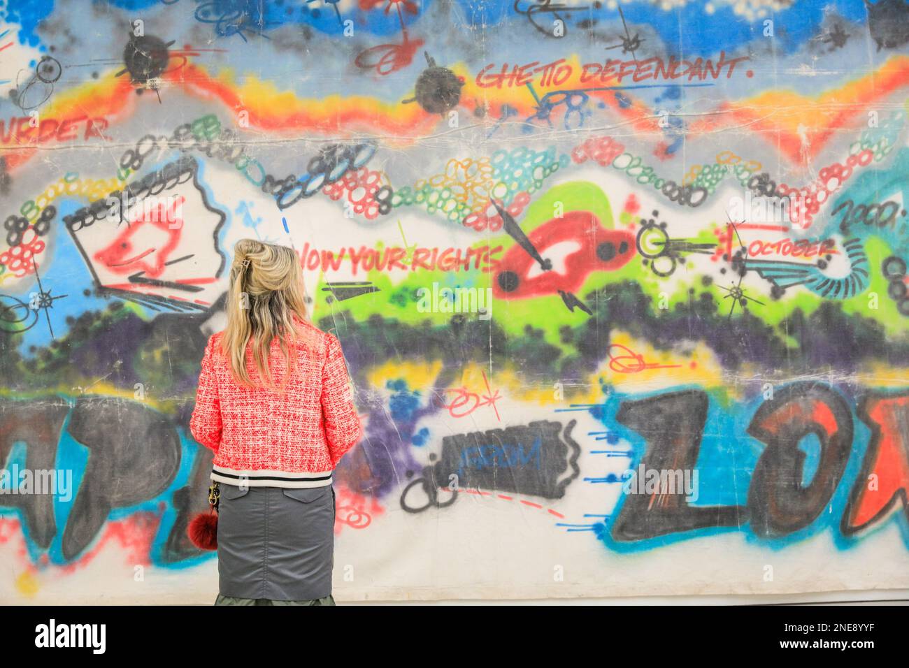 London, Großbritannien. 16. Februar 2023. Ein Besucher posiert mit Futura 2000xThe Clash. Saatchi Gallery präsentiert „Beyond the Streets London“, eine Graffiti- und Street Art-Ausstellung mit über 100 Greaffiti- und Straßenkünstlern, einige der berühmtesten Namen des Genres heute. Die Ausstellung läuft bis zum 9. Mai 2023. Kredit: Imageplotter/Alamy Live News Stockfoto
