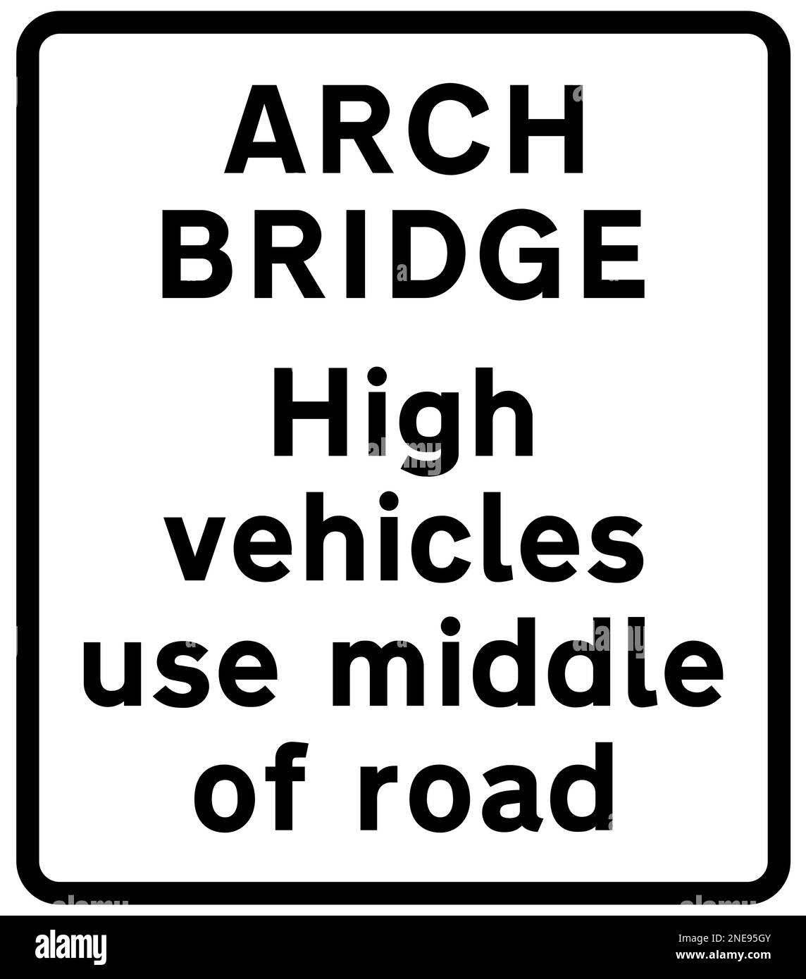 Fahrzeuge mit Fußbogenbrücke verwenden ein britisches Straßenschild in der Mitte der Straße Stockfoto