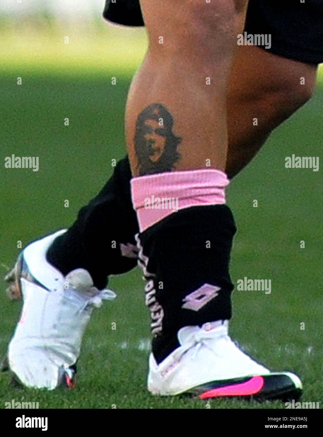 A detail of Palermo's Fabrizio Miccoli lower leg with a tattoo, during the Serie A soccer match between Palermo and Lazio, in Palermo, Italy, Sunday, Feb. 21, 2010. (AP Photo/Alessandro Fucarini) Stockfoto