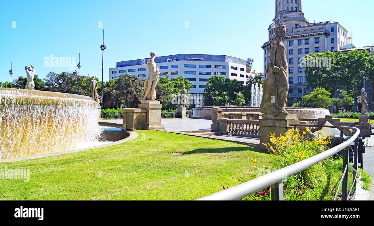 Panoramablick mit Brunnen auf der Plaza de Catalunya in Barcelona, Katalonien, Spanien, Europa Stockfoto