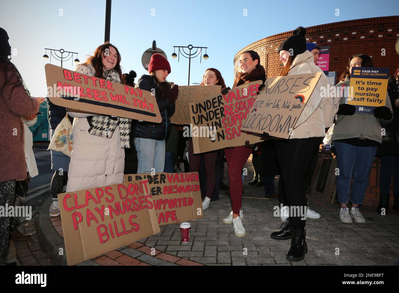 Krankenschwestern, die am ersten Tag einer Reihe landesweiter Streiks von NHS-Krankenschwestern vor dem Leeds General Infirmary Hospital in Leeds zuschlagen. Stockfoto