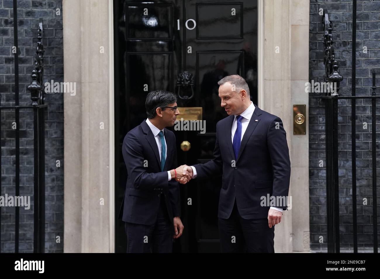 Premierminister Rishi Sunak begrüßt polnischen Präsidenten Andrzej Duda vor der 10 Downing Street, London, im Vorfeld eines bilateralen Treffens. Foto: Donnerstag, 16. Februar 2023. Stockfoto