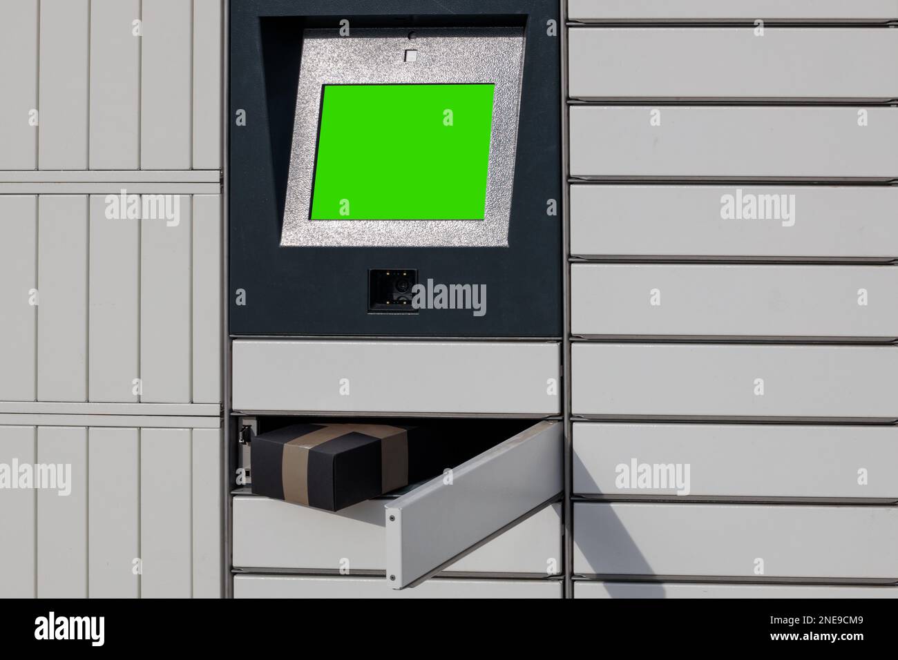 Paketzustellmaschine, Terminal-Bildschirm. Öffnen Sie den Paketkasten. Modell Stockfoto