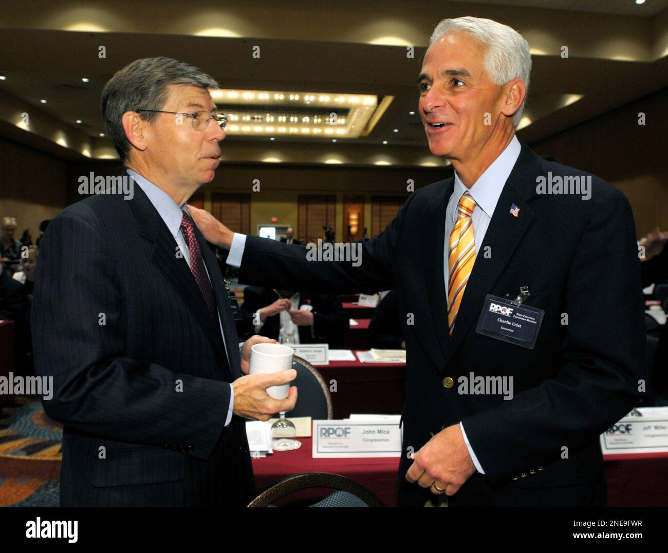 Florida Gov. Charlie Crist, right, and Attorney General Bill McCollum chat before a special meeting of The Republican Party of Florida for the purpose of electing a new Chairman and Vice Chairman in Orlando, Fla., Saturday, Feb. 20, 2010. (AP Photo/Phelan M. Ebenhack) Stockfoto