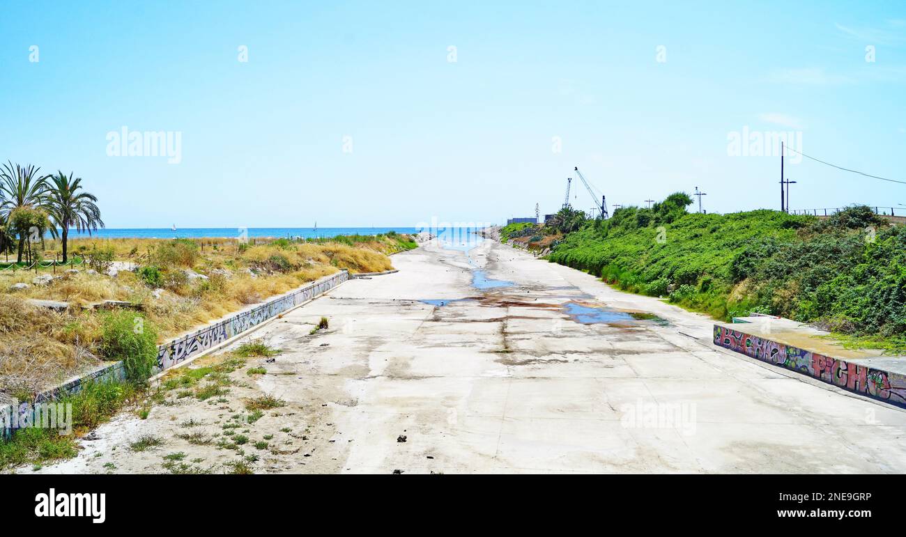 Hafen und Leuchtturm von Sant Cristofol in Vilanova i la Geltru in Barcelona, Katalonien, Spanien, Europa Stockfoto