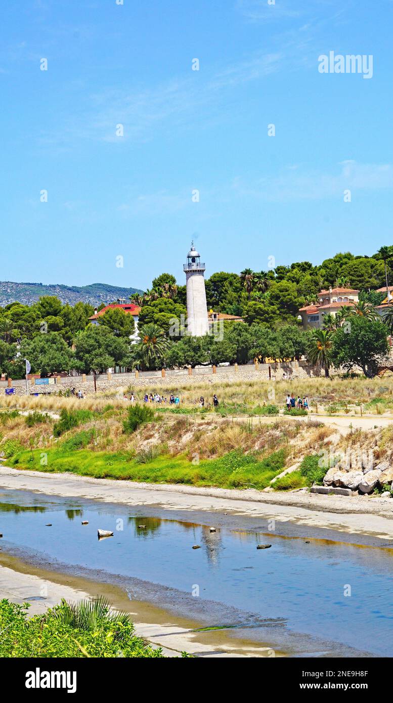 Hafen und Leuchtturm von Sant Cristofol in Vilanova i la Geltru in Barcelona, Katalonien, Spanien, Europa Stockfoto