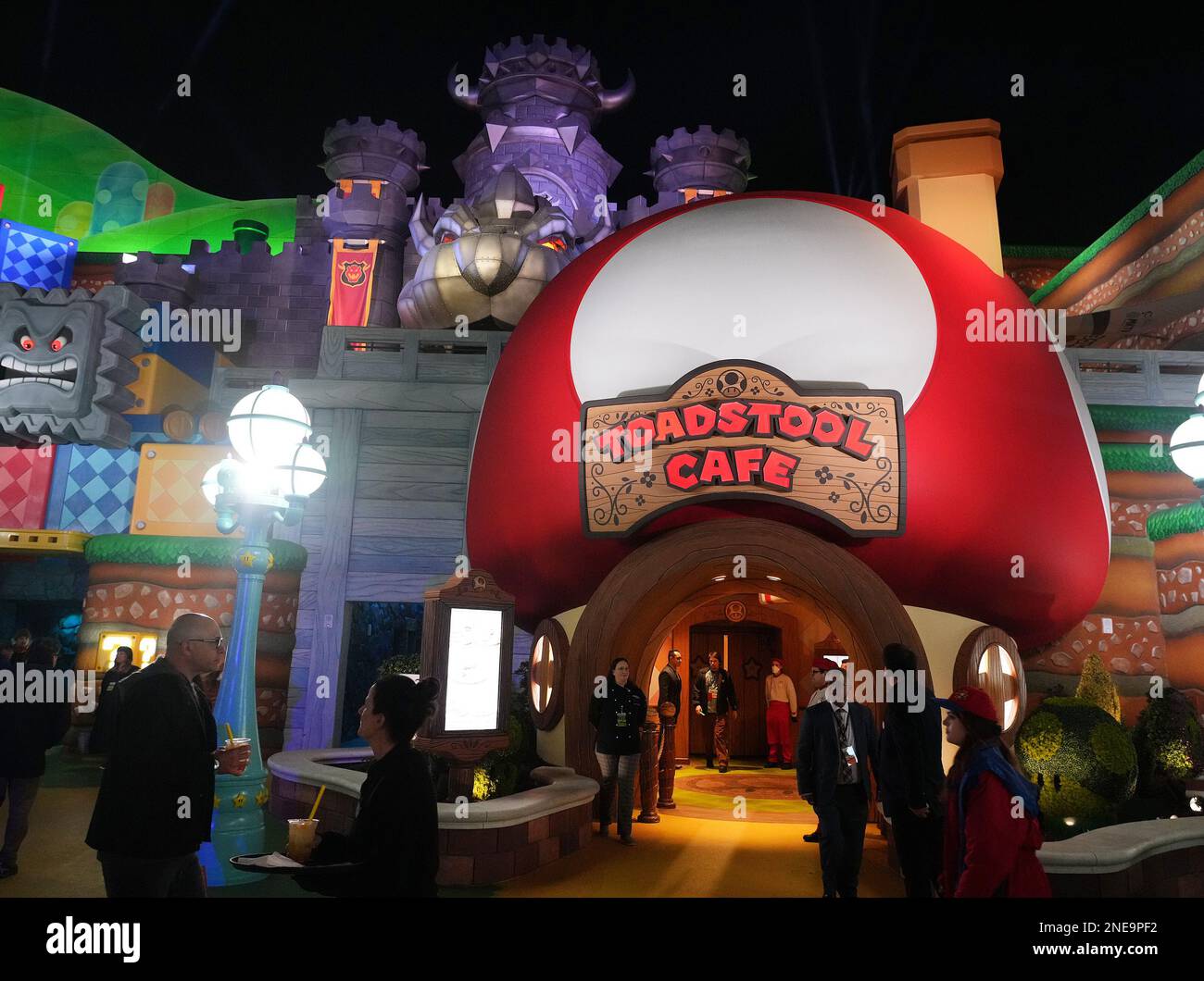 Atmosphäre bei der super NINTENDO WORLD Grand Opening Celebration der Universal Studios Hollywood, die am Mittwoch, den 15. Februar 2023, im Universal Studios Hollywood Backlot in Universal City, CA stattfindet. (Foto: Sthanlee B. Mirador/Sipa USA) Stockfoto