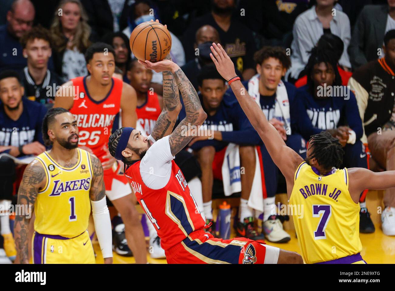 New Orleans Pelicans Forward Brandon Ingram (C) schießt gegen Los Angeles Lakers Wächter Troy Brown Jr. (R) während eines NBA-Basketballspiels in Los Angeles. Stockfoto