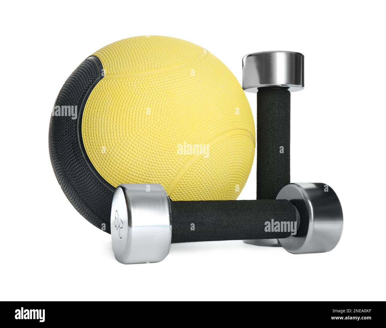 Medizinball und Kurzhanteln auf weißem Hintergrund Stockfoto