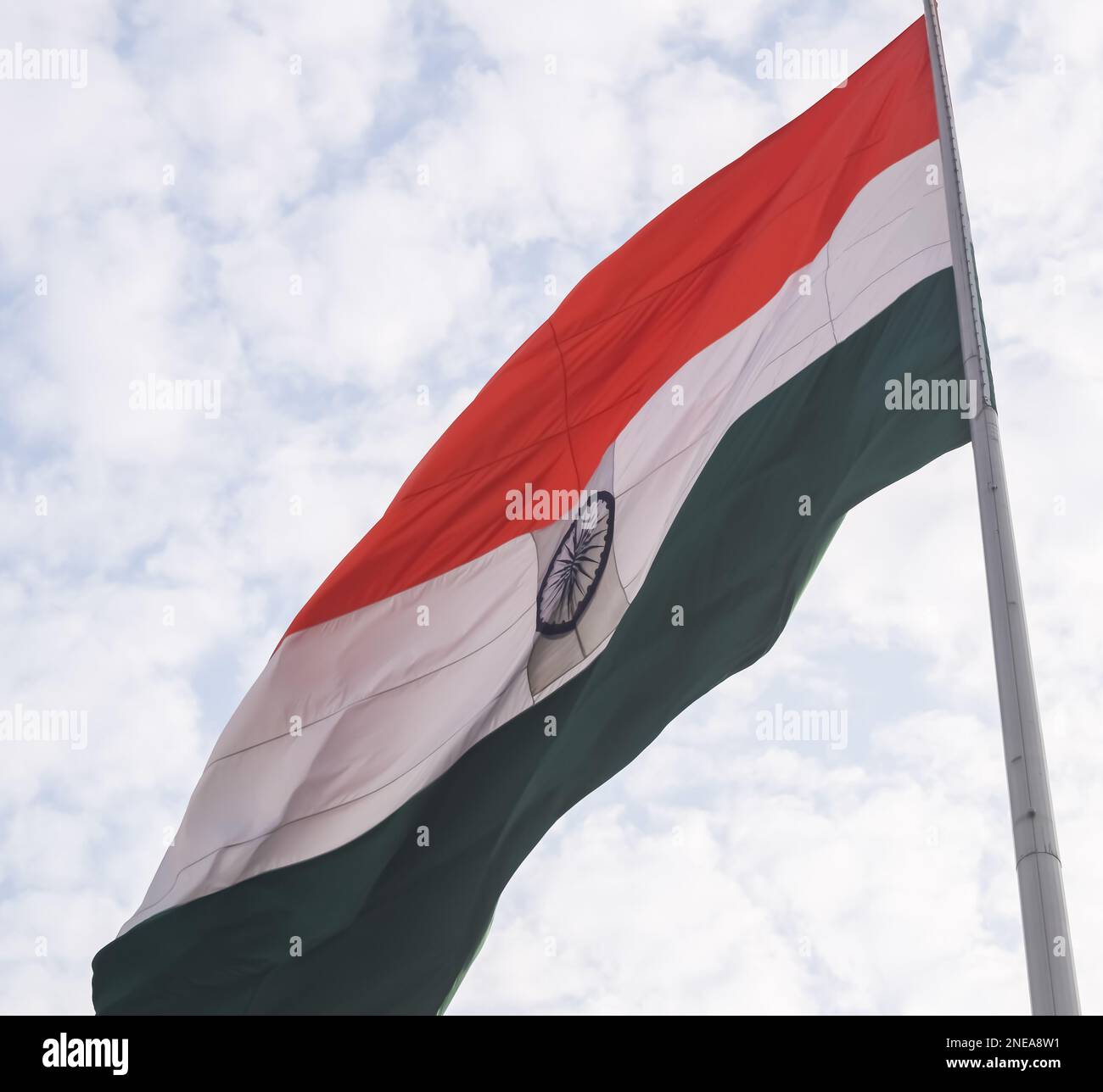 Die indische Flagge fliegt hoch am Connaught Place mit Stolz am blauen Himmel, die indische Flagge flattert, die indische Flagge am Unabhängigkeitstag und am Tag der Republik Indien, ti Stockfoto