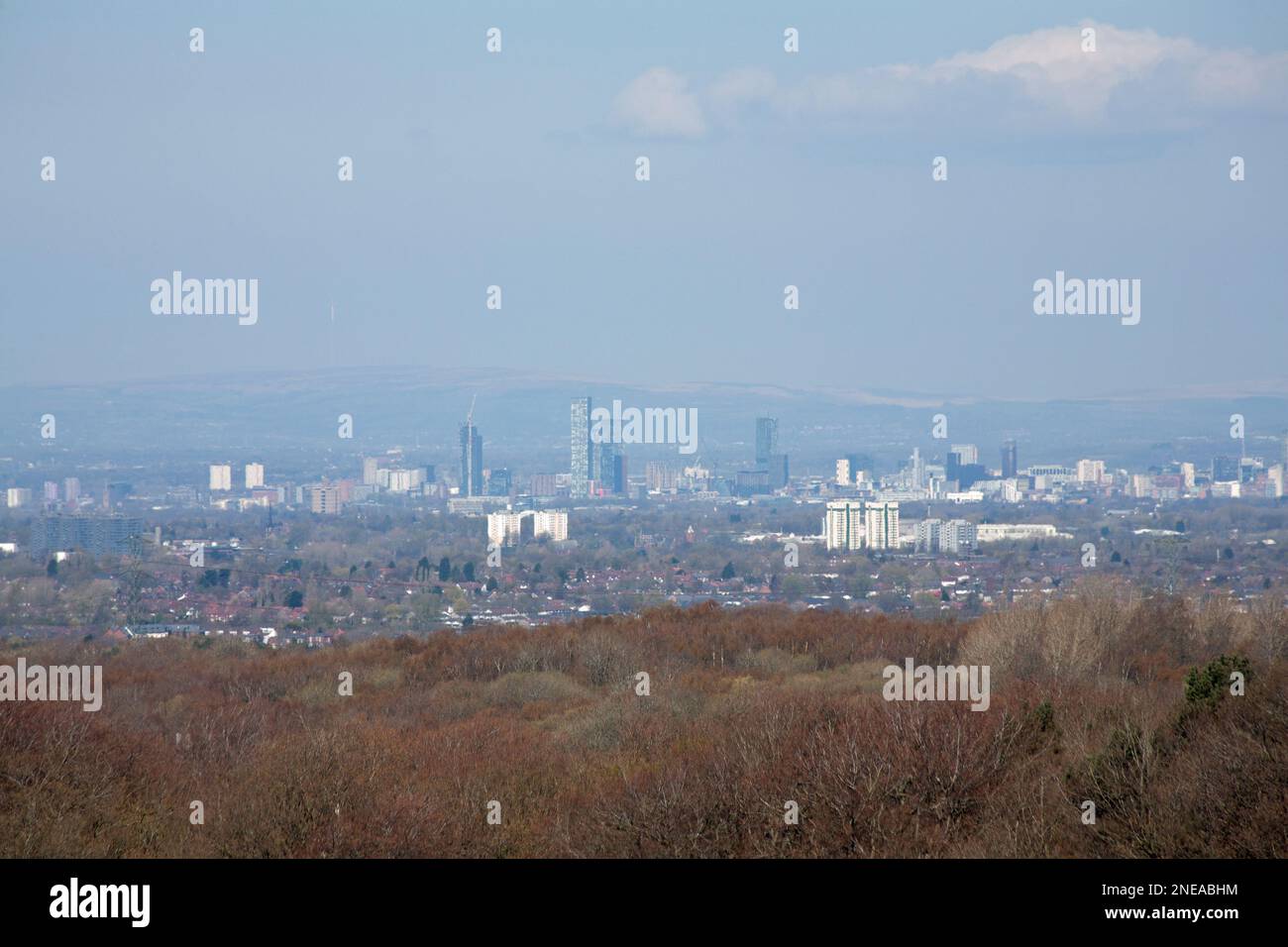 Blick auf die Stadt Manchester in der Nähe von Lyme Park Cheshire England Stockfoto