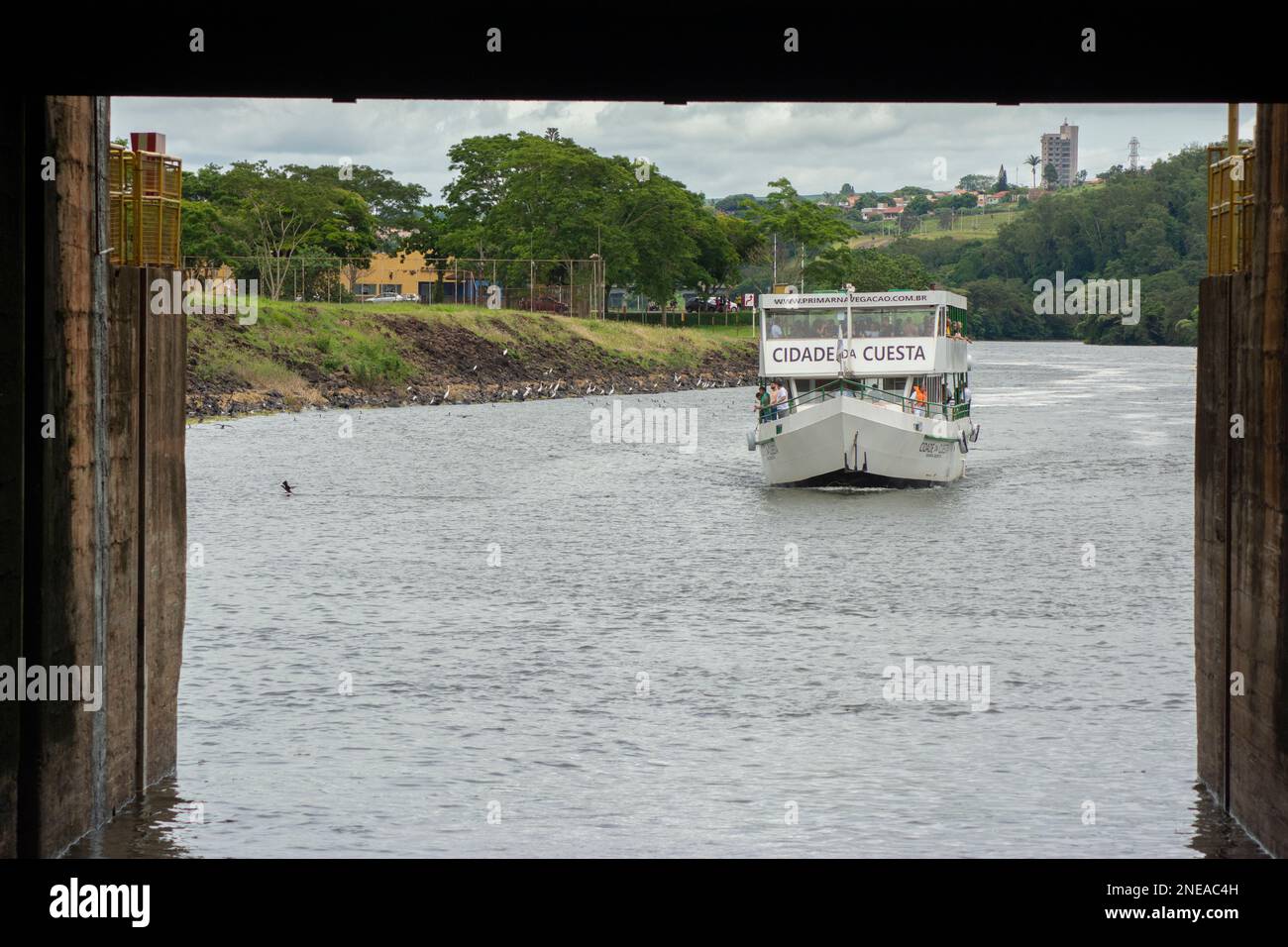 14 Jan. 2023. Barra Bonita - Brasilien: Tourboot mit Touristen, das in Richtung der Barra Bonita Schleuse segelt, die die Lücken zwischen dem oberen und dem lowe überbrückt Stockfoto
