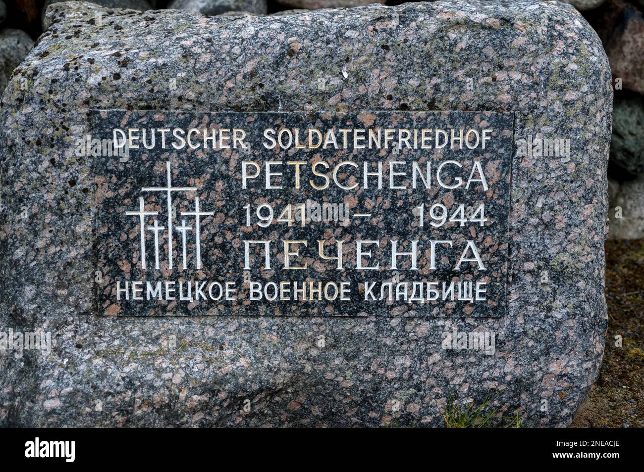 MURMANSK, RUSSLAND - 18. SEPTEMBER 2021: Russisch-deutscher Friedhof in Pechenga. Gedenkstein des Zweiten Weltkriegs auf dem deutschen Friedhof Murmansk. Stockfoto