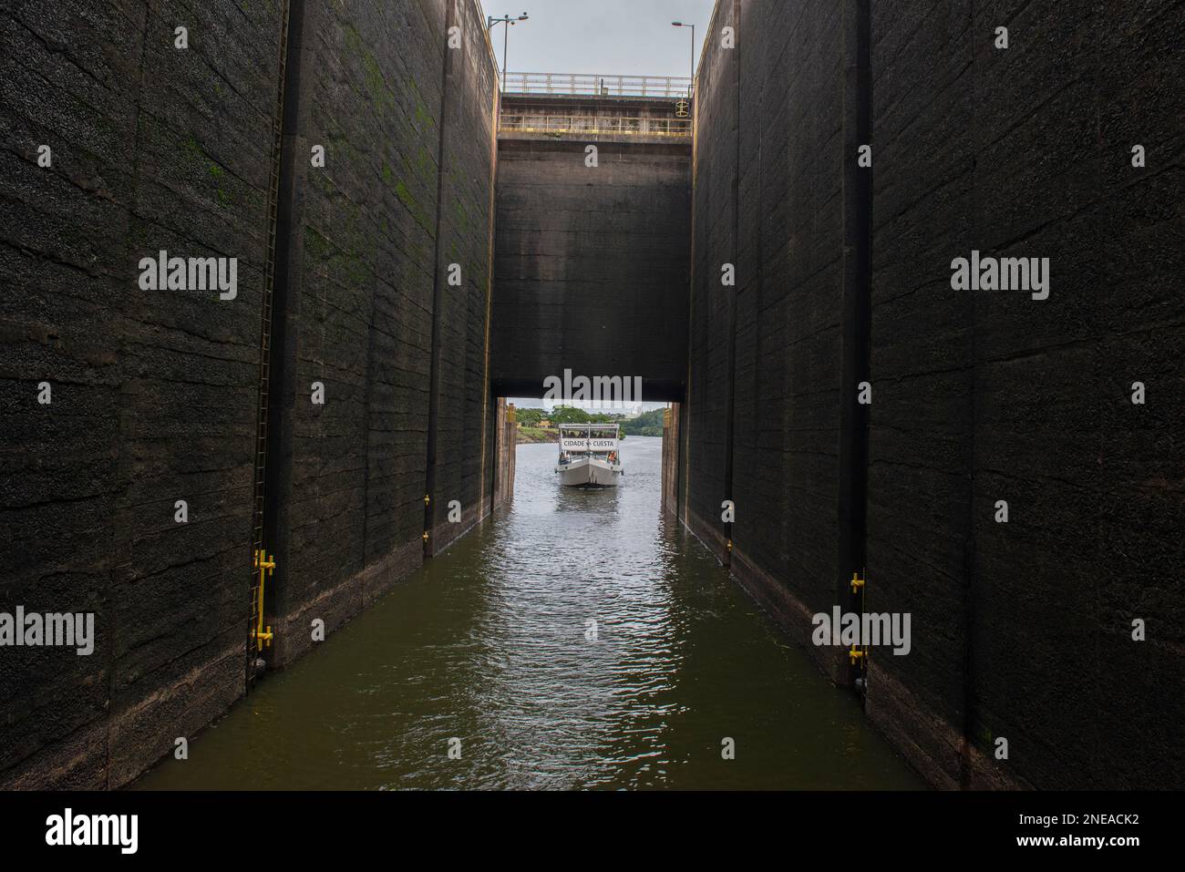 14 Jan. 2023. Barra Bonita - Brasilien: Tourboot mit Touristen, das in Richtung der Barra Bonita Schleuse segelt, die die Lücken zwischen dem oberen und dem lowe überbrückt Stockfoto