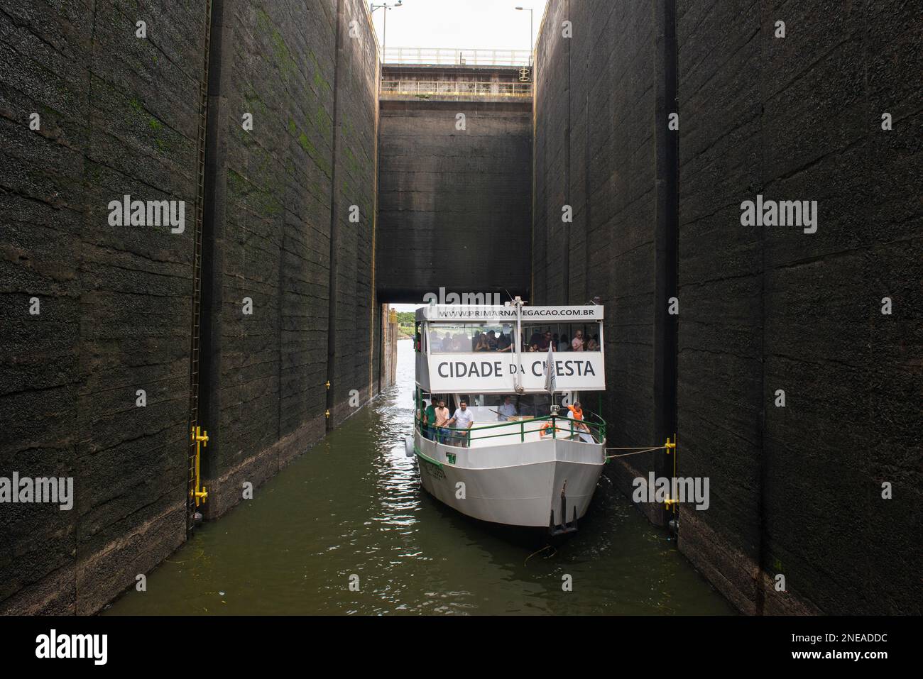 14 Jan. 2023. Barra Bonita - Brasilien: Tourboot mit Touristen, das in Richtung der Barra Bonita Schleuse segelt, die die Lücken zwischen dem oberen und dem lowe überbrückt Stockfoto