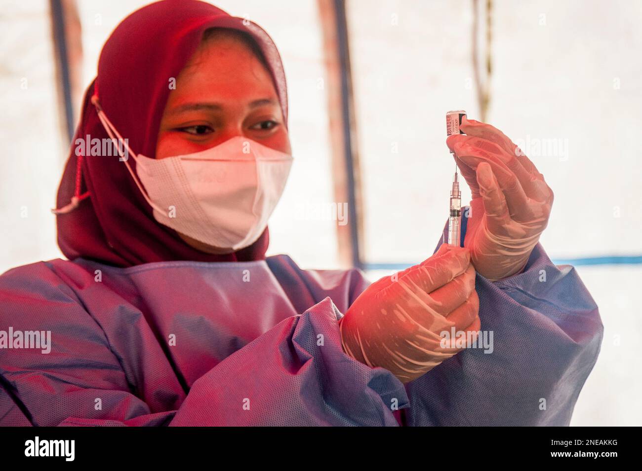 Yogyakarta, Indonesien. 16. Februar 2023. Ein Gesundheitspersonal bereitet eine zweite Auffrischimpfung des COVID-19-Impfstoffs in Yogyakarta, Indonesien, am 16. Februar 2023 vor. Kredit: Agung Supriyanto/Xinhua/Alamy Live News Stockfoto