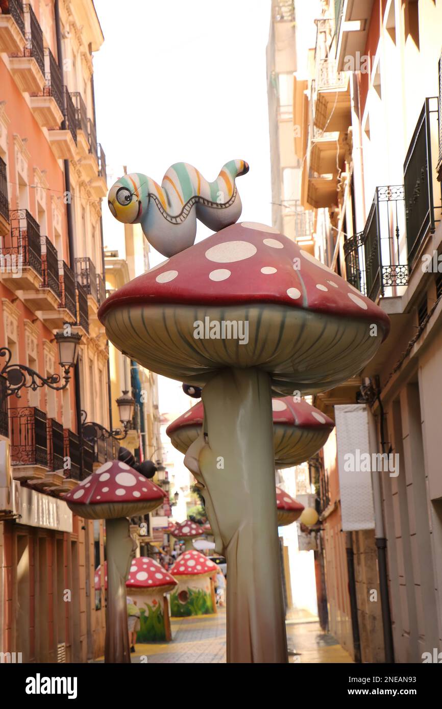 Calle de Las Setas, die Straße der Pilze. Die schmale Straße bietet große Statuen von Cartoon-Pilzen. Alicante Altstadt, Spanien. Stockfoto
