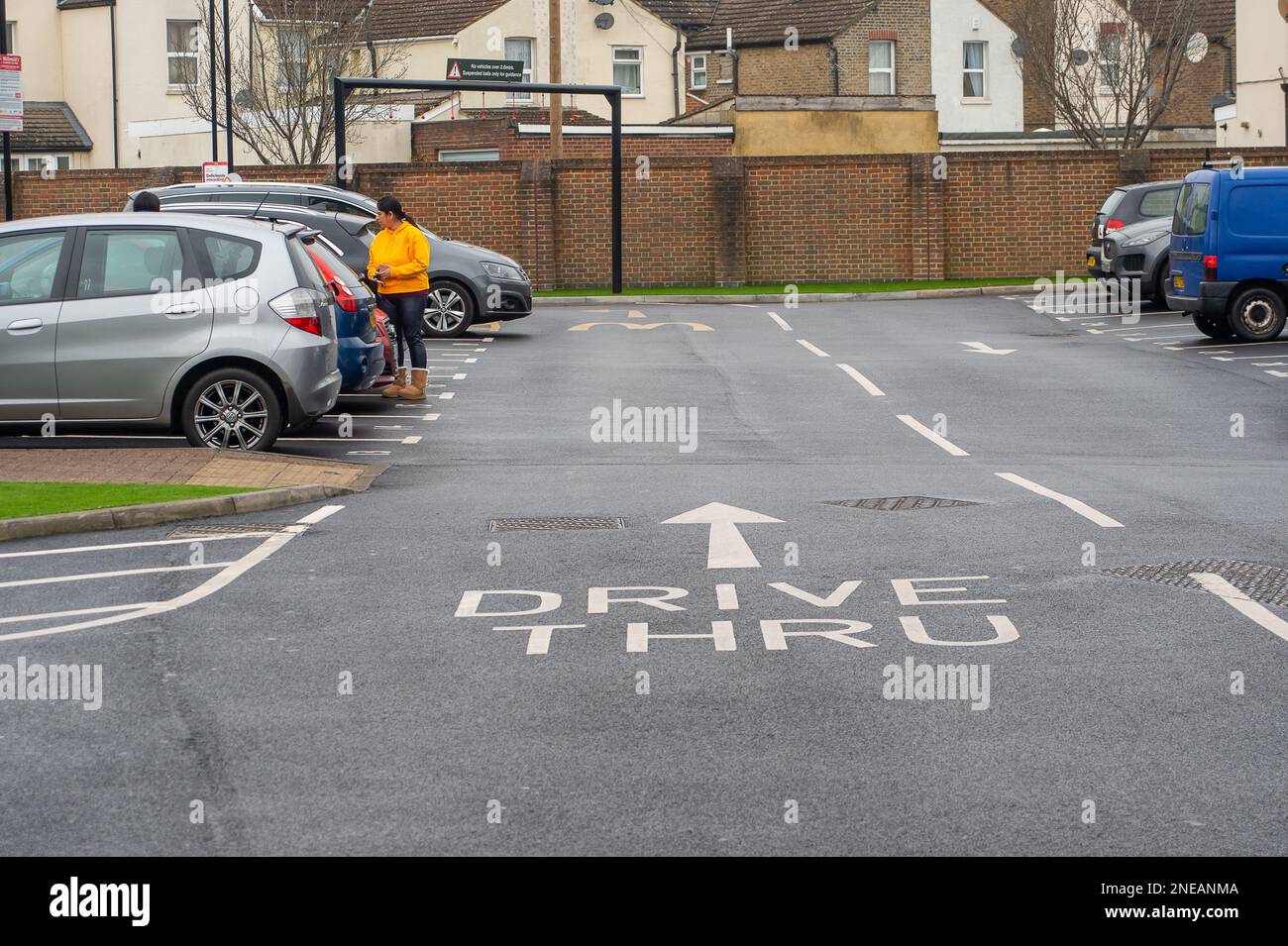 Slough, Berkshire, Großbritannien. 16. Februar 2023. Der McDonald's Drive Thru in Chalvey, Slough, Berkshire. Der Fast-Food-Riese McDonalds hat aufgrund der steigenden Lebensmittel- und Energiekosten Preiserhöhungen für vier seiner Lebensmittel und ein Getränk angekündigt. Der größte Zuwachs ist beim Mayo-Huhn zu verzeichnen, das von 99p auf £1,19 steigt, was einem prozentualen Zuwachs von 20 % entspricht. Kredit: Maureen McLean/Alamy Live News Stockfoto