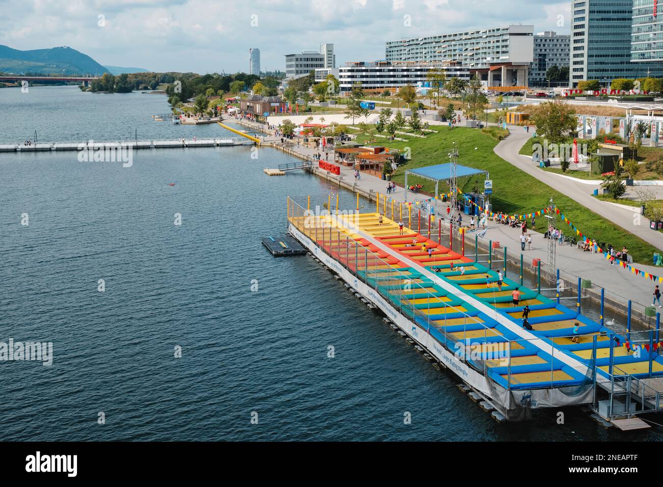 Wien, Österreich - 28. August 2022: Blick auf die Donau in Wien, Österreich, und das Freizeitgebiet CopaBeach auf der rechten Seite, in Donau City Stockfoto