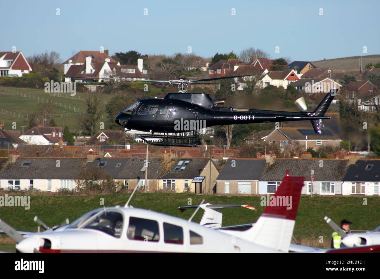 Ein Aerospatiale AS 350B3 Ecureuil Hubschrauber verlässt Brighton City Airport Sussex England Stockfoto