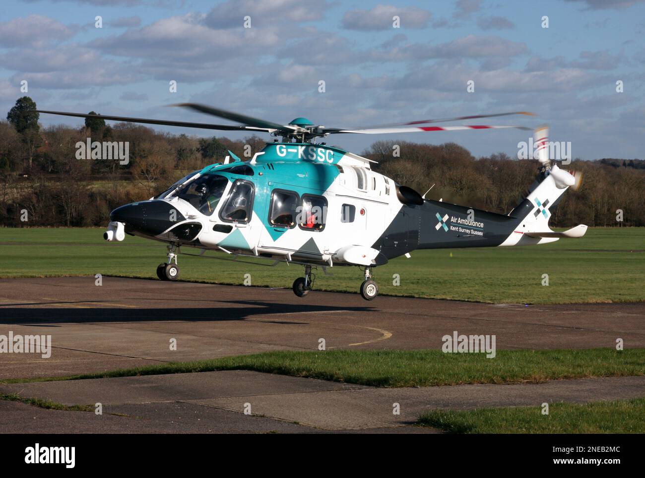 Ein Agusta-Westland AW-169 Helikopter, der für Kent Surrey Sussex Air Ambulance arbeitet, verlässt den Unfallort Crawley Sussex England Stockfoto
