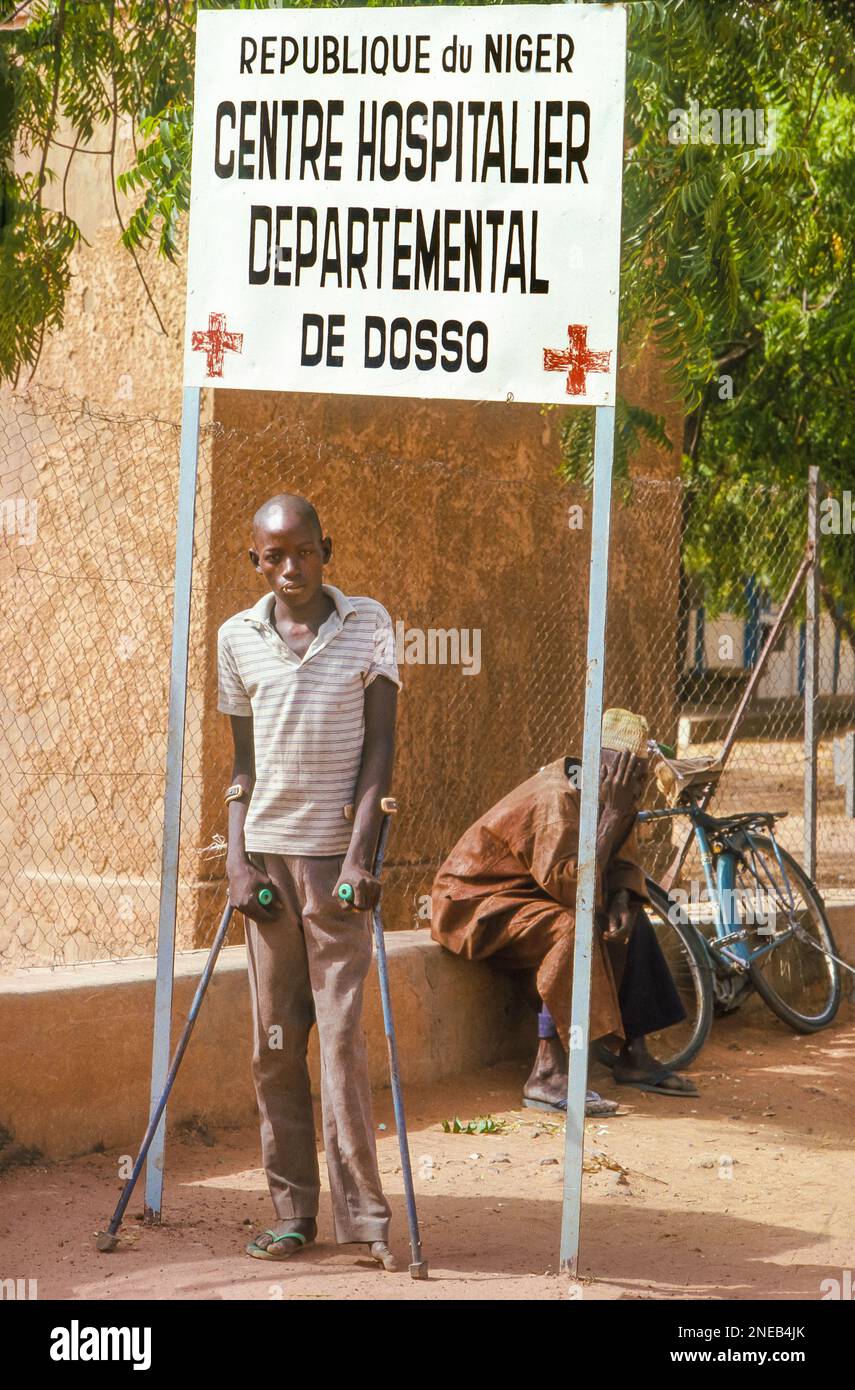 Niger, Junge mit Leprakranken vor dem Dosso Krankenhaus. Stockfoto