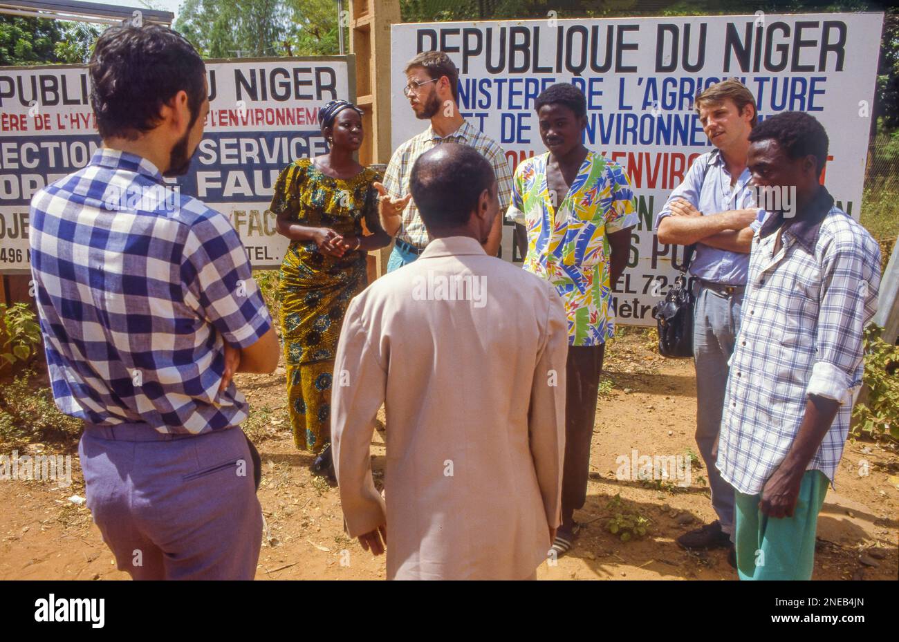 Niger, niederländische Entwicklungshelfer, die mit den Einheimischen über die Landwirtschaft außerhalb von Niamey sprechen. Stockfoto