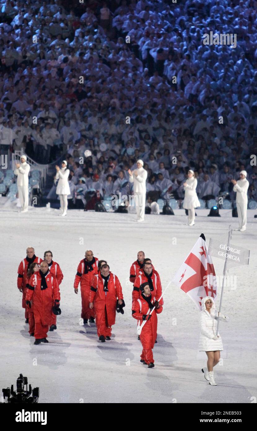 Georgia's Iason Abramashvili carries the flag during the opening ceremony for the Vancouver 2010 Olympics in Vancouver, British Columbia, Friday, Feb. 12, 2010. (AP Photo/Julie Jacobson) Stockfoto