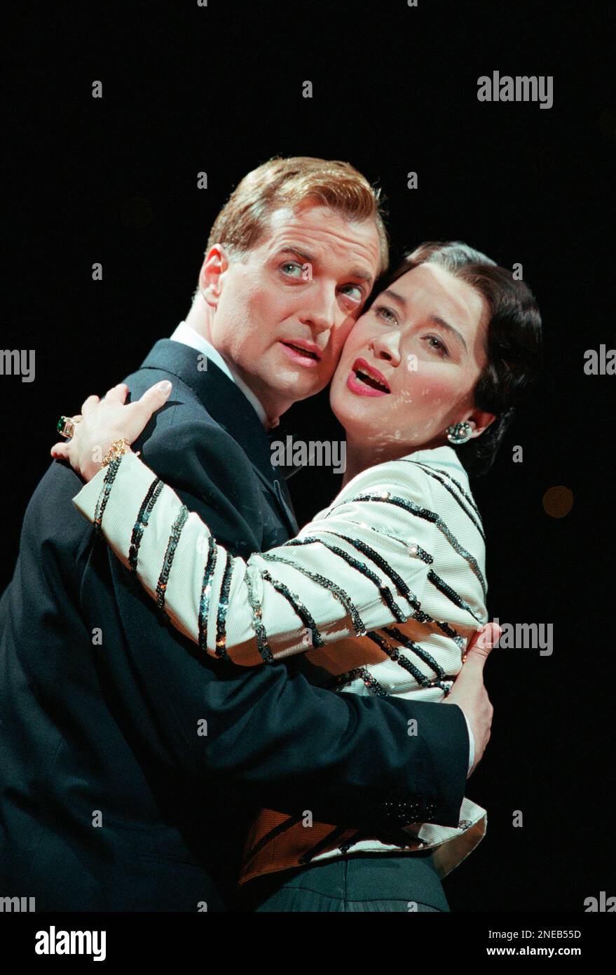Clive Carter (Edward VIII/David), Jan Hartley (Wallis Simpson) in ALWAYS at the Victoria Palace Theatre, London SW1 10/06/1997 Musik & Buch: William May & Jason Sprague Zusatzbuch: Frank Hauser Set Design: Hildegard Bechtler Kostüme: Tom Rand musikalische Bühne: Thommie Walsh Regisseure: Frank Hauser & Thommie Walsh Stockfoto
