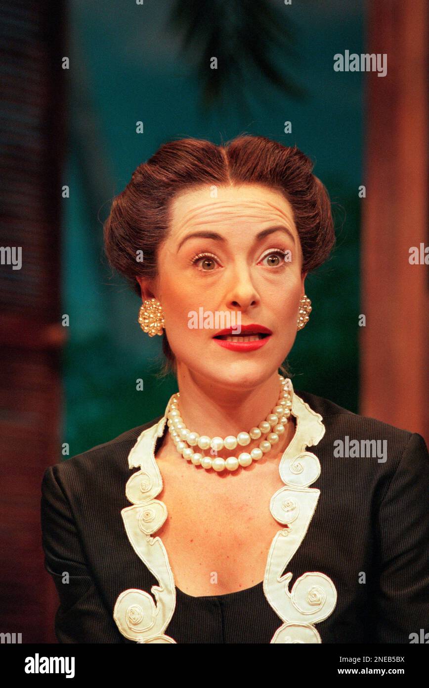 Amanda Donohoe (Wallis Simpson) in HRH von Snoo Wilson im Playhouse Theatre, London WC2 09/10/1997 Design: Christopher Woods Beleuchtung: Nick Richings Regisseur: Simon Callow Stockfoto