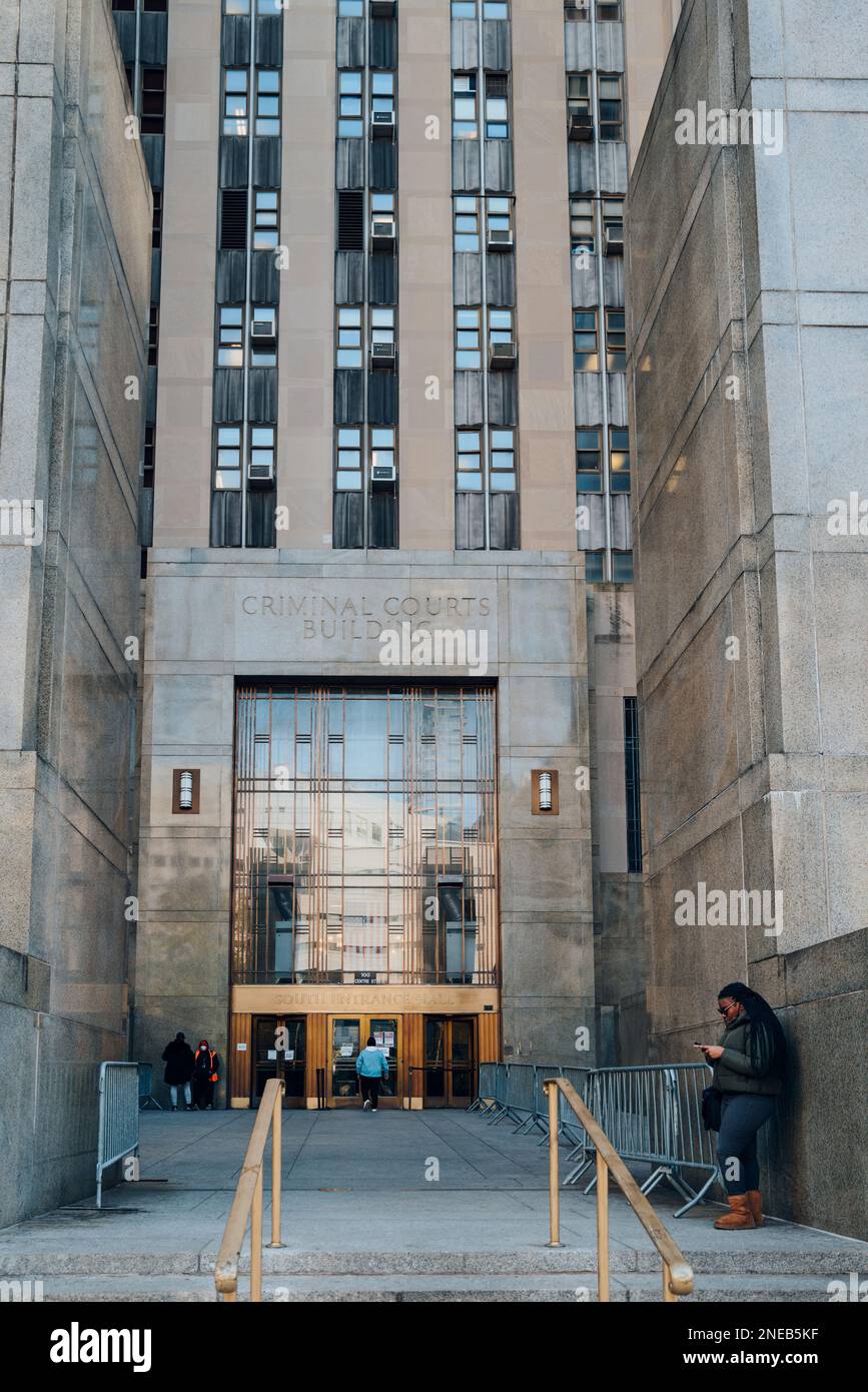 New York, USA - 21. November 2022: Eingang der Gebäude der Strafgerichte in Manhattan. Das siebzehnstöckige Art déco-Gerichtsgebäude wurde von Wil entworfen Stockfoto