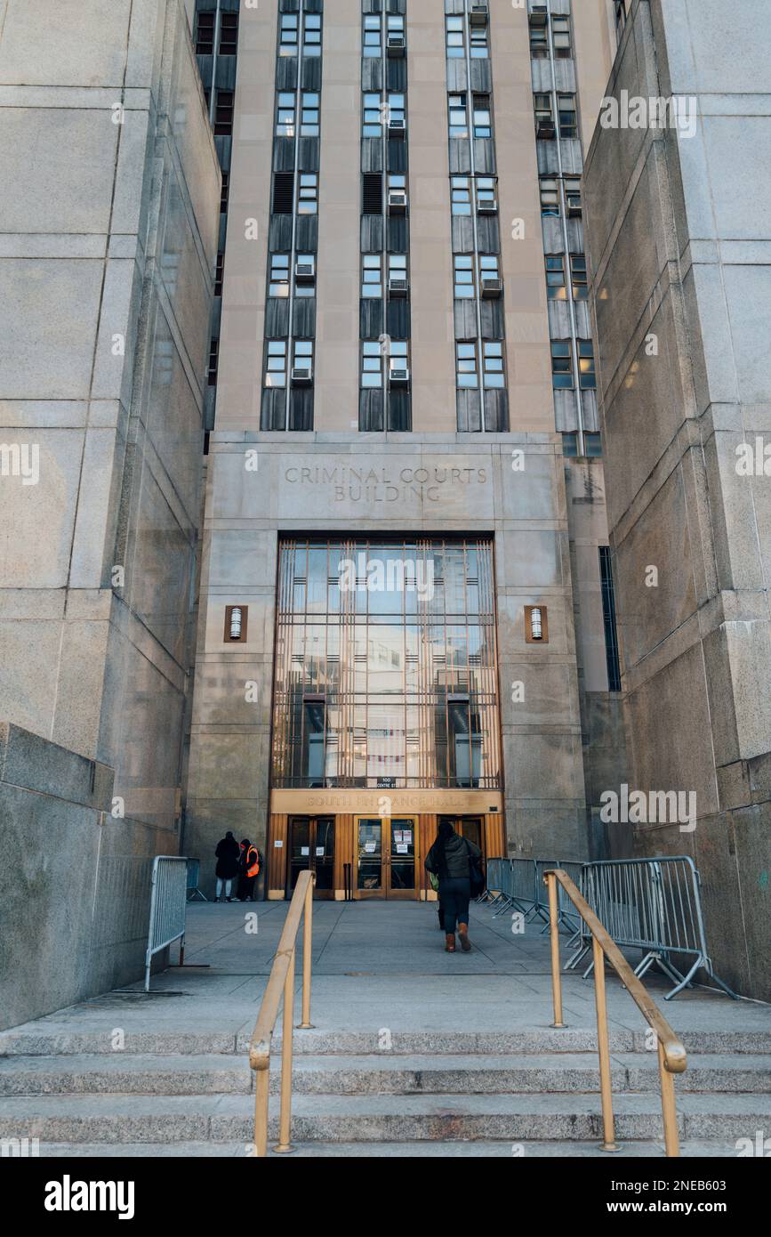 New York, USA - 21. November 2022: Eingang der Gebäude der Strafgerichte in Manhattan. Das siebzehnstöckige Art déco-Gerichtsgebäude wurde von Wil entworfen Stockfoto