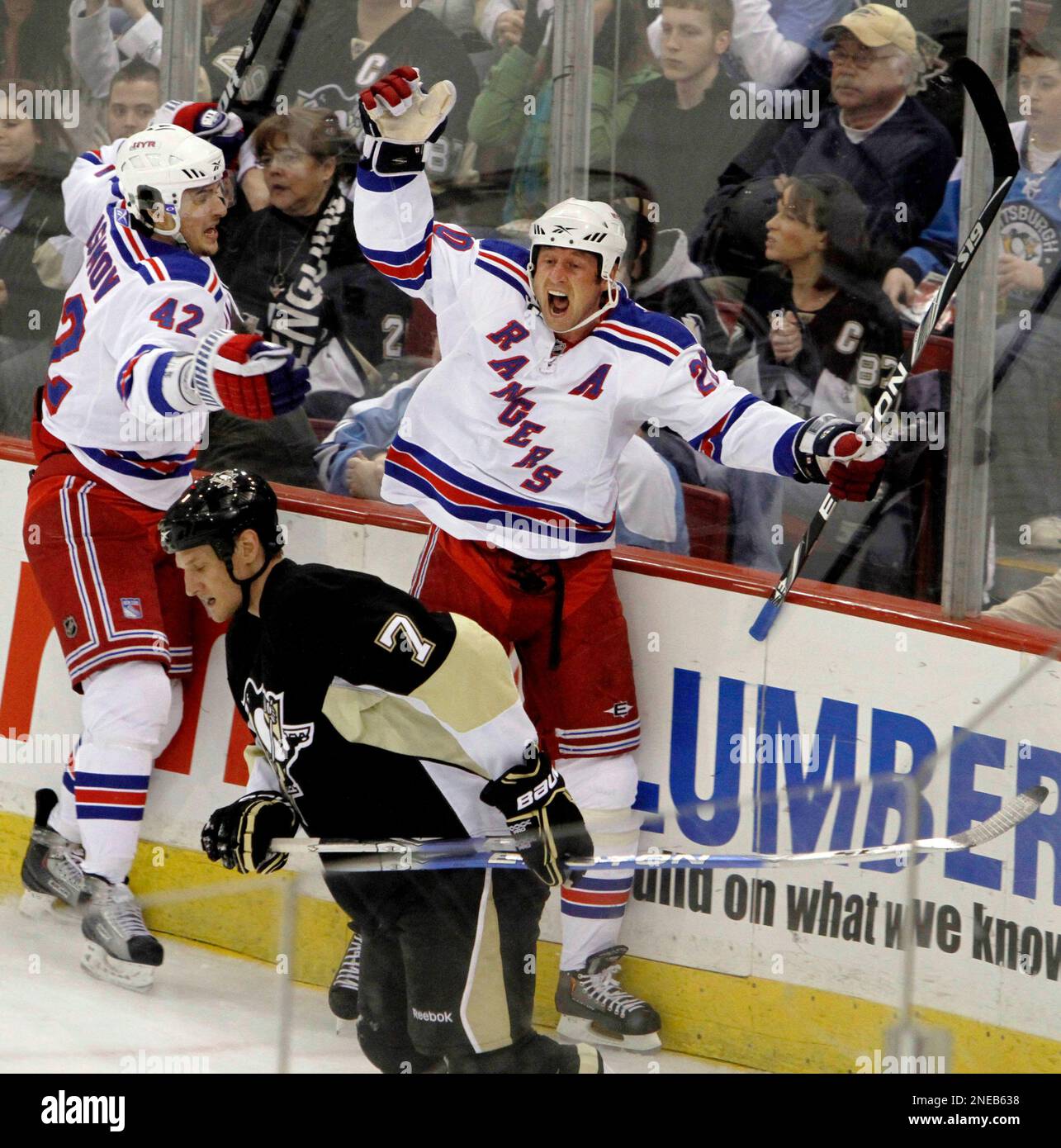 New York Rangers' Vaclav Prospal, right, of the Czech Republic, celebrates scoring with teammate Artem Anisimov, from Russia, in the second period of an NHL hockey game in Pittsburgh, Friday, Feb. 12, 2010. Pittsburgh Penguins' Mark Eaton skates by at bottom. (AP Photo/Keith Srakocic) Stockfoto