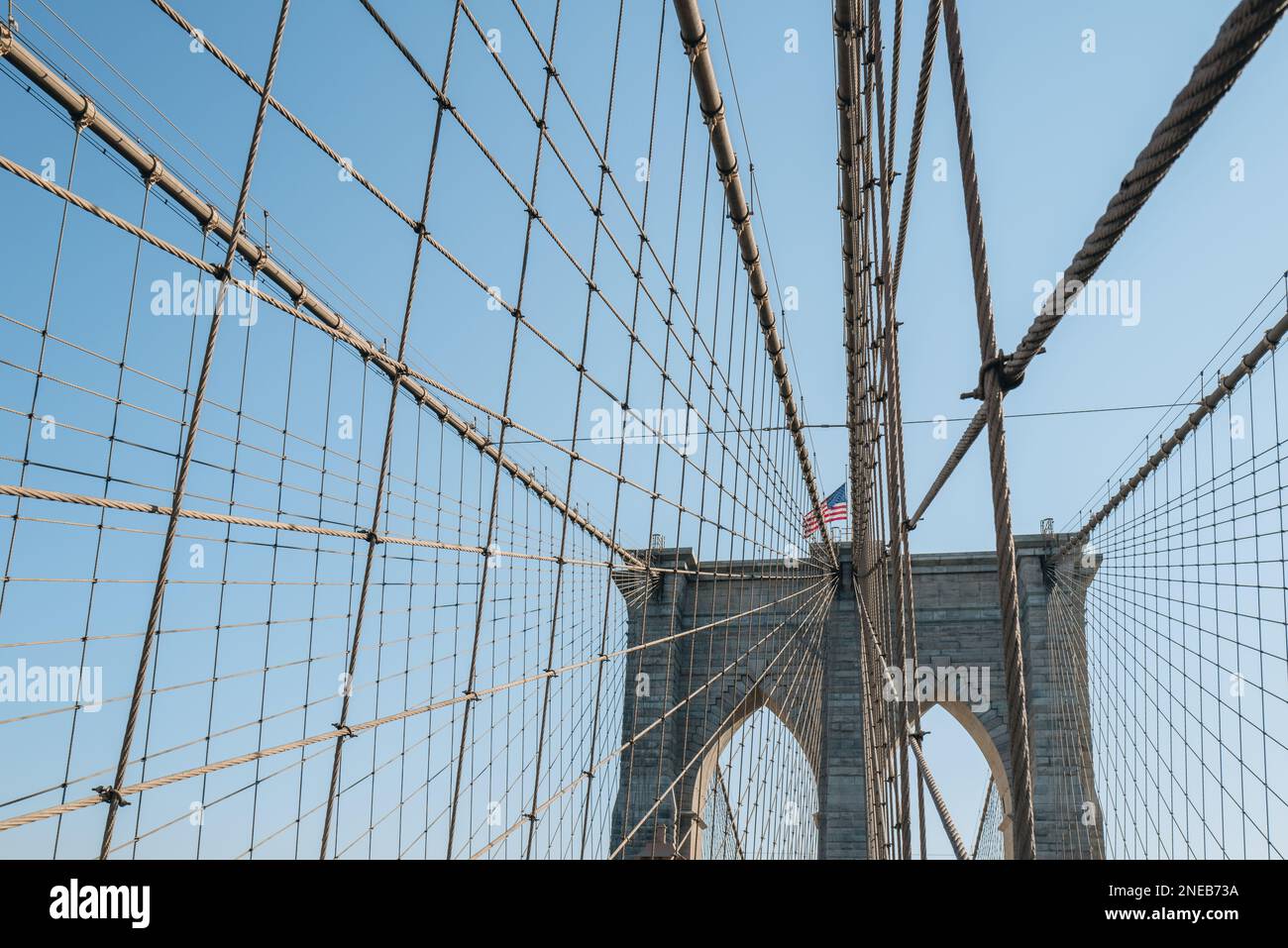 Blick auf die Brooklyn Bridge Hybrid-Seilbahn-Hängebrücke in New York City, USA. Stockfoto