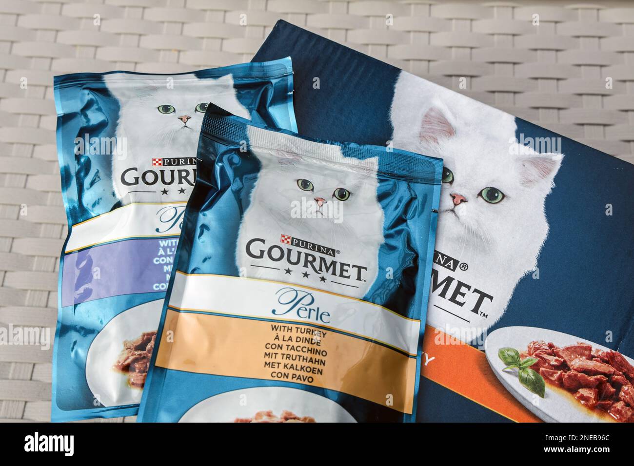 Nestle gab bekannt, dass sie die Preise für eine Reihe von Produkten erhöhen werden, darunter Purina Katzenfutter, Gourmet. Stockfoto