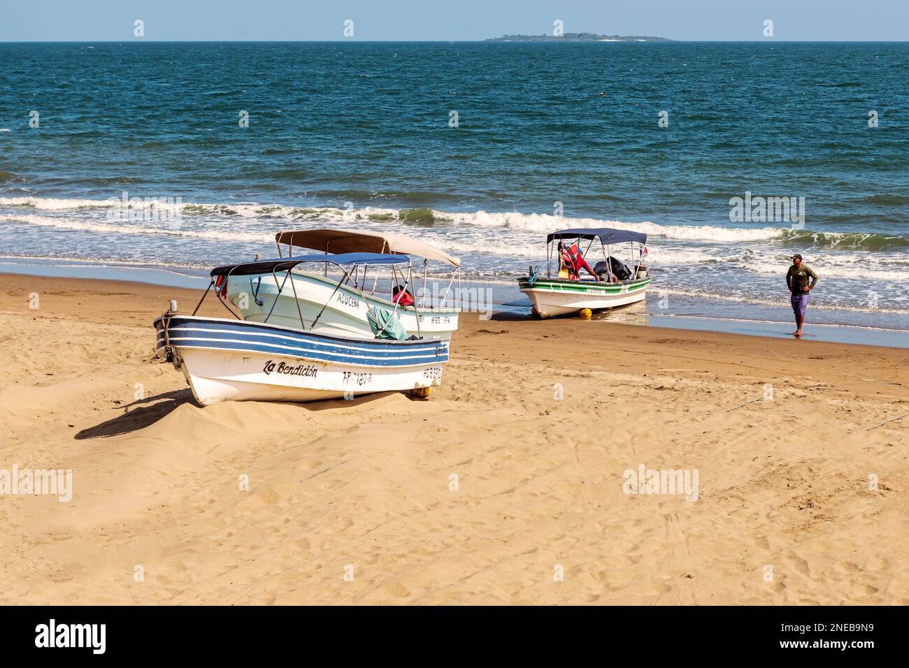 Pedasi, Panama - 18. Januar 2023: Boote am rustikalen Sandstrand von Playa El Arenal, wo Bootsfahrten zum Isla Iguana Wildlife Refuge beginnen Stockfoto