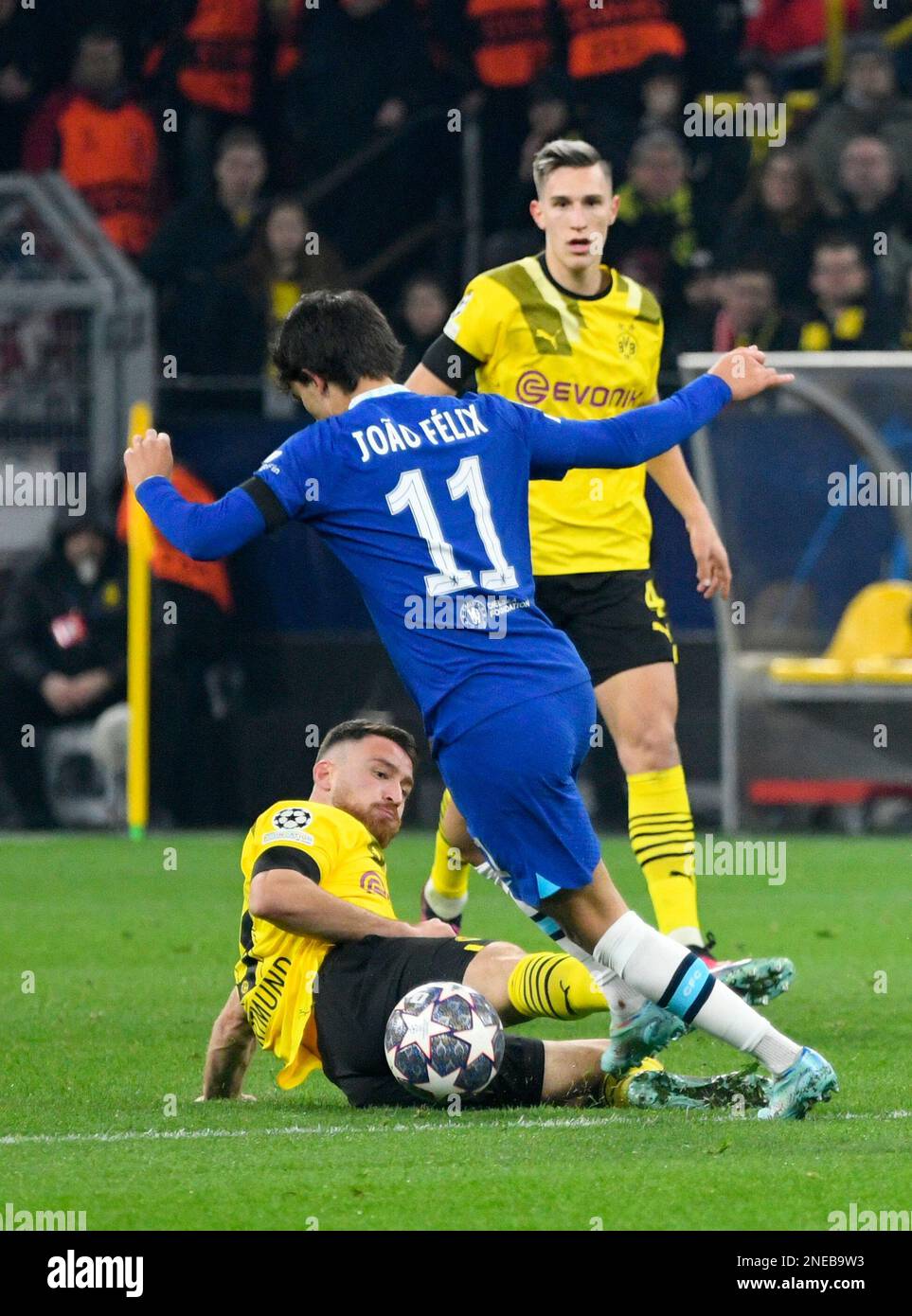 Signal Iduna Park Dortmund, Deutschland, 15,2.2023, Fußball: UEFA Champions League Saison 2022/23, Runde von 16 erster Etappe, Borussia Dortmund (BVB) vs Chelsea FC (CFC) — Salih Oezcan (BVB) , Joao Felix (CFC), Nico Schlotterbeck (BVB) Stockfoto