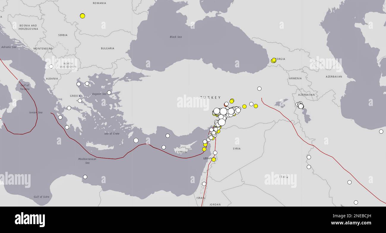 Dresden, Deutschland - 15. Februar 2023: Karte der Türkei mit Standort der jüngsten Erdbeben, dargestellt als Punkte vom USGS-Echtzeit-Erkennungsdienst. Kumulativ Stockfoto