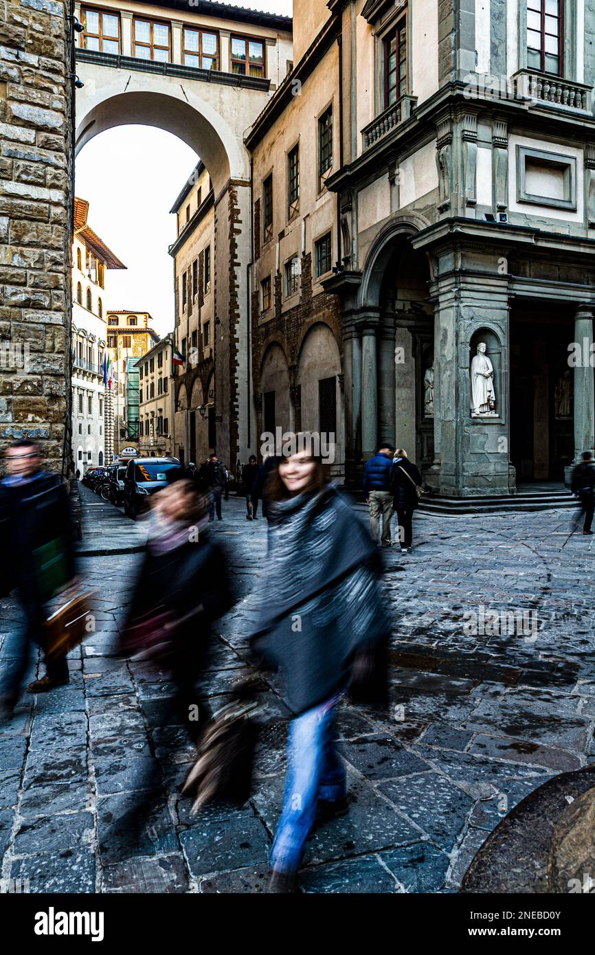Touristen laufen auf einer Straße. Florenz, Provinz Florenz, Italien. Stockfoto