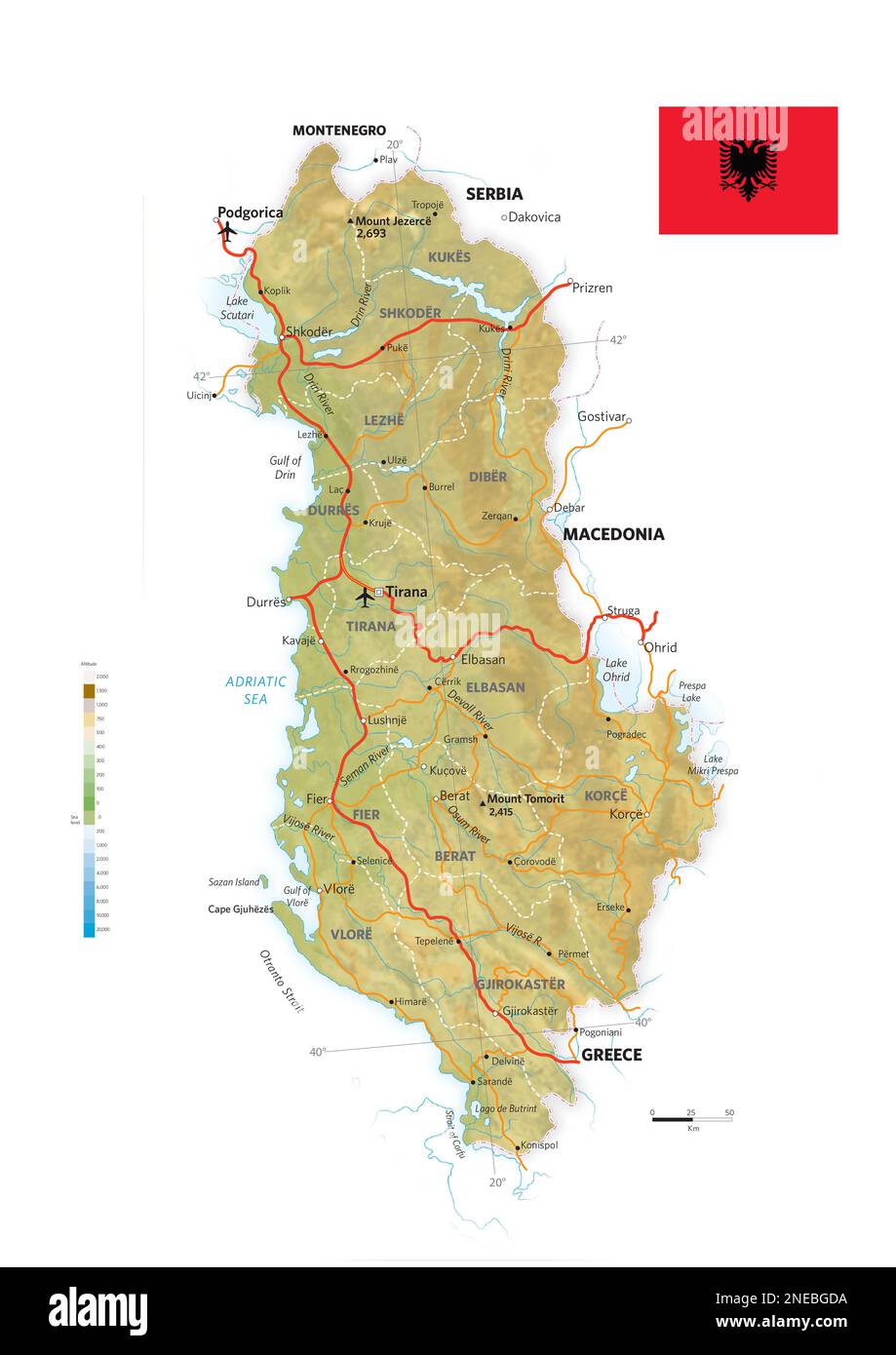 Physische und politische Landkarte Albaniens. [Adobe Illustrator (.ai); 2480x3507]. Stockfoto