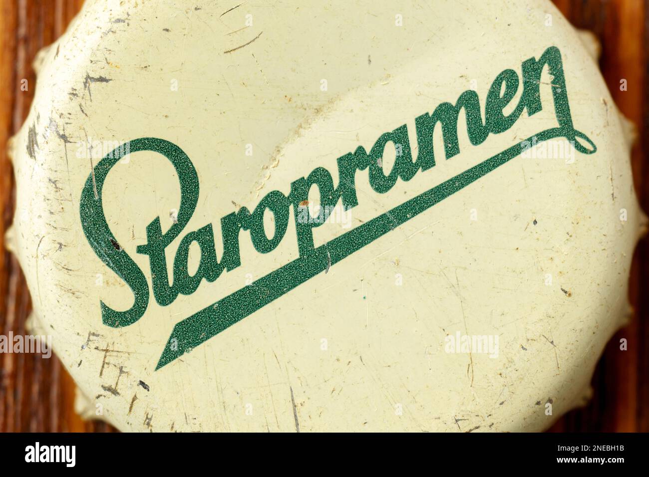 Tyumen, Russland – 15. Februar 2023: Nahaufnahme des Staropramen-Flaschendeckels mit altem Bierlogo. Prag ist die zweitgrößte Brauerei in der Tschechischen Republik. Stockfoto