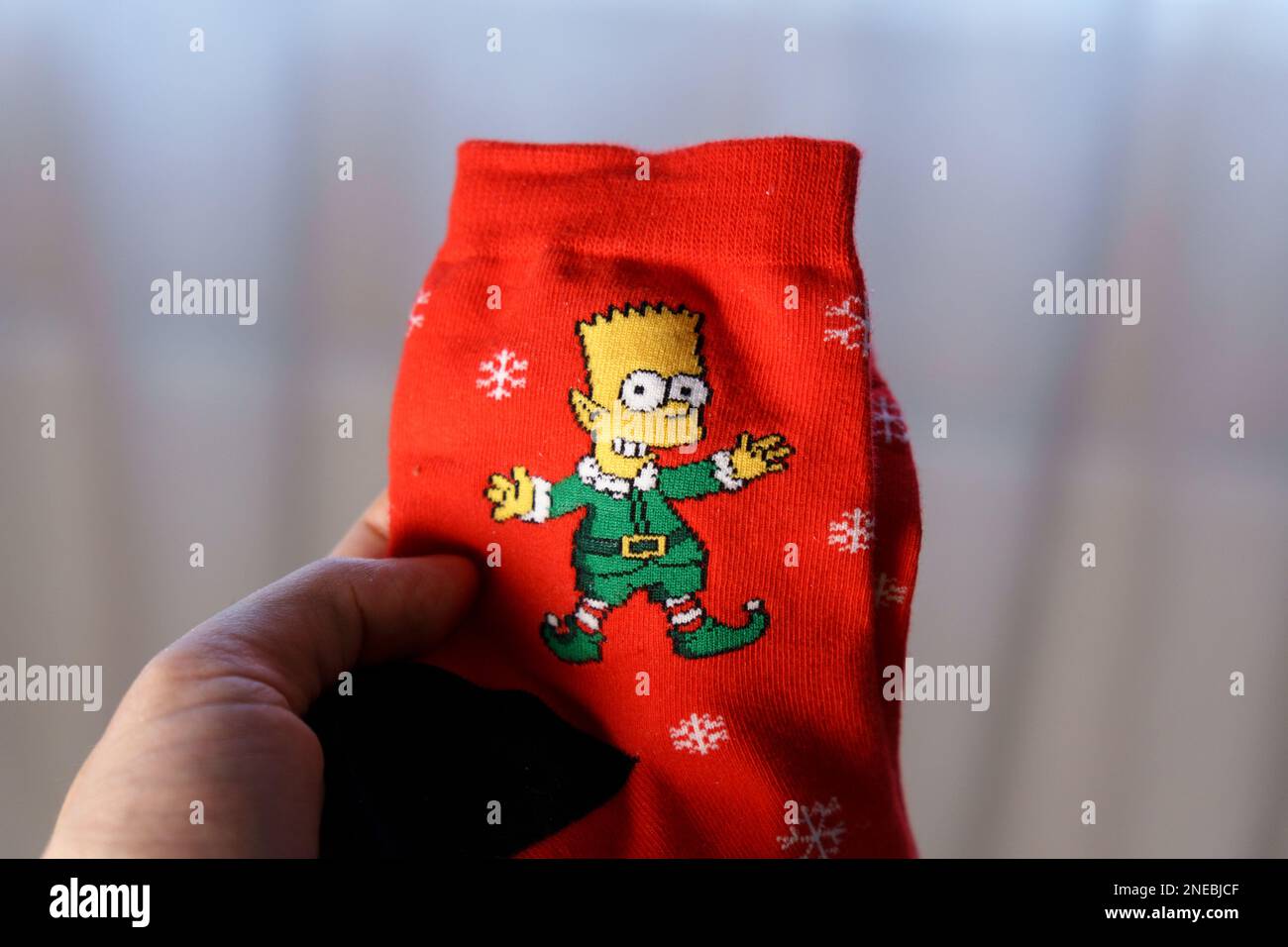 Tjumen, Russland-23. Januar 2023: Socken mit dem Bild von Bart Simpson. Nahaufnahme des Logos. Stockfoto