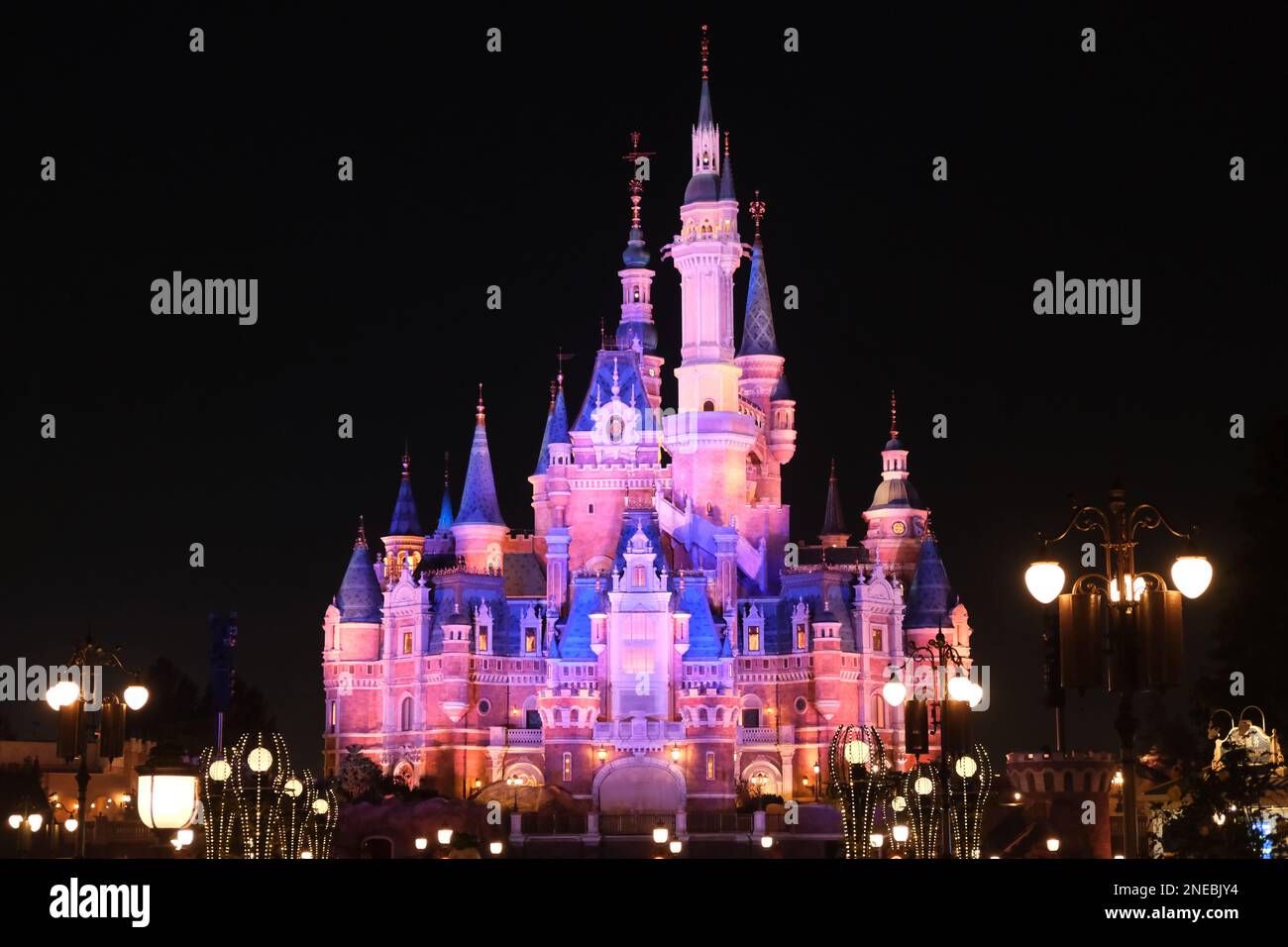 Shanghai, China-Okt. 29. 2022: Fassade des Disney Schlosses im Shanghai Disney Resort bei Nacht Stockfoto