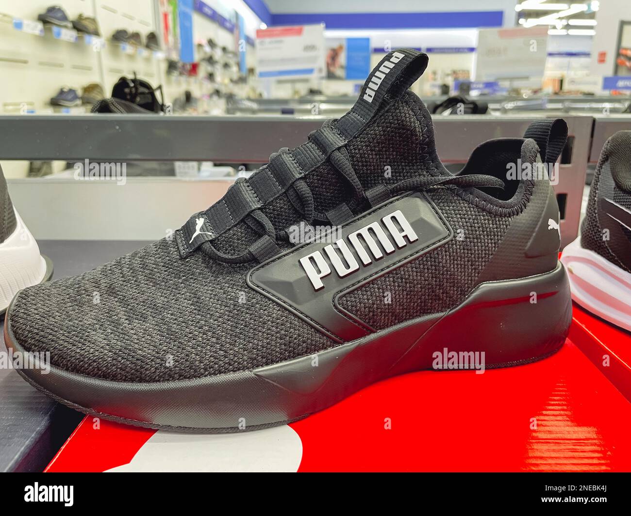 Tyumen, Russland – 23. Januar 2023: Neue Puma Schuhe, Turnschuhe,  Sportschuhe mit Logo. Sport- und Freizeitschuhkonzept Stockfotografie -  Alamy