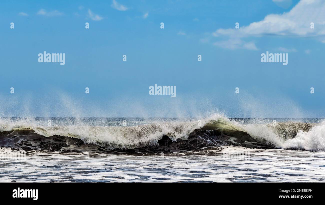 Am Playa Los Destiladeros in der Nähe von Limon, Pedasi, in Panama könnt ihr die malerischen und kraftvollen Wellen bewundern. Stockfoto