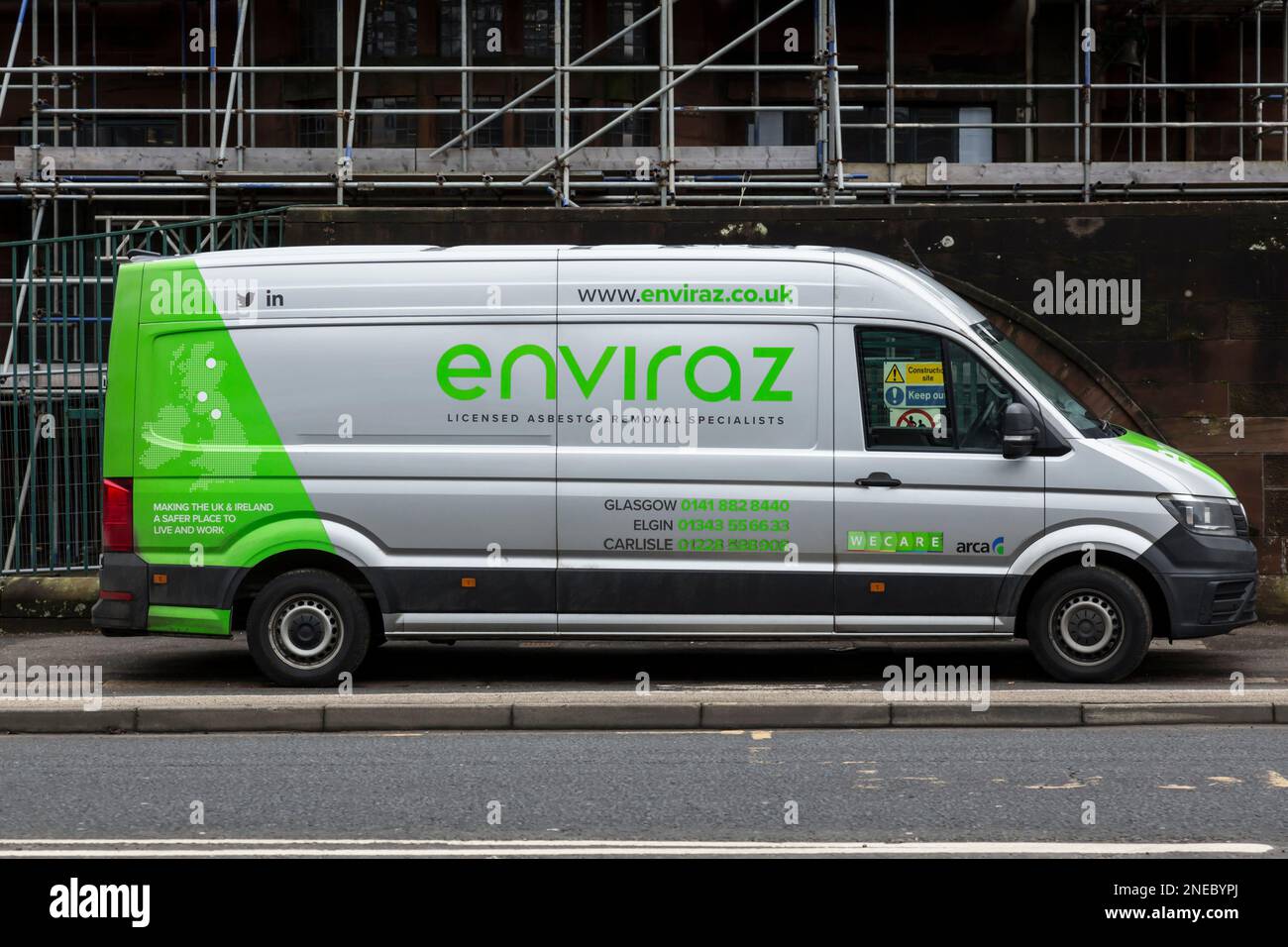 Ein von Enviraz zugelassener Spezialwagen für Asbestbeseitigung parkt an der Straße in Schottland, Großbritannien und Europa Stockfoto