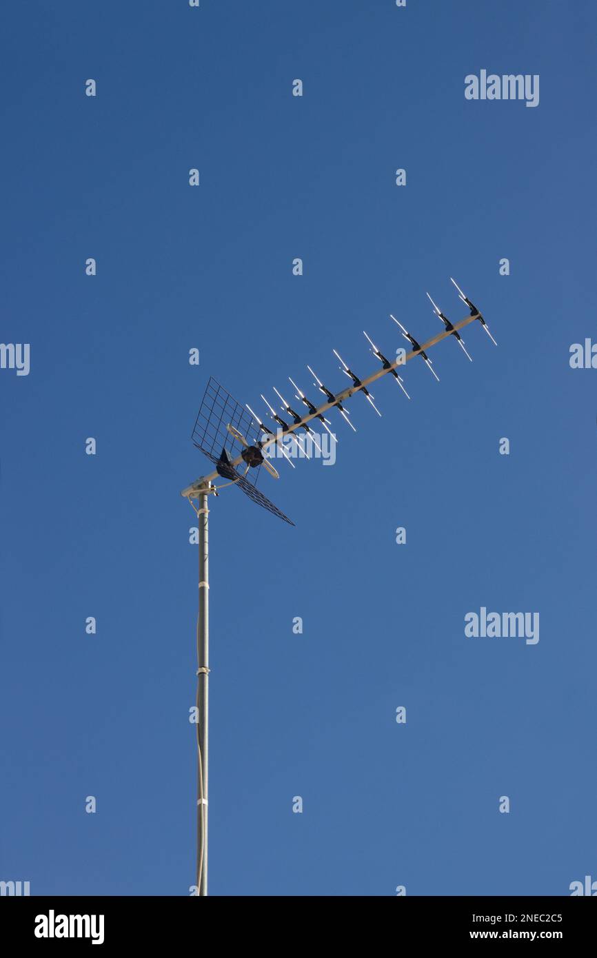Bild einer Yagi-Antenne oder Yagi-Uda-Antenne für die Aufnahme digitaler terrestrischer Fernsehsendungen, DTT mit blauem Himmel im Hintergrund und Cop Stockfoto